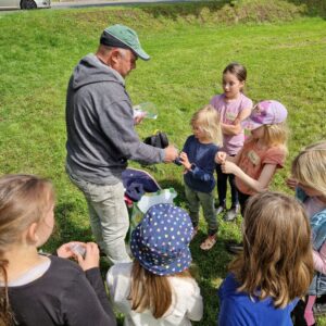 2024-06 - Islandpferdefreunde und Angelverein erforschten mit Kindern den Zeller Dorfteich - 3