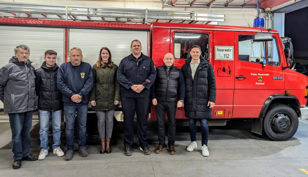 2024-11 - Maximilian Ziegler (rechts) macht sich ein genaues Bild von der Ausstattung der Feuerwehr Romrod